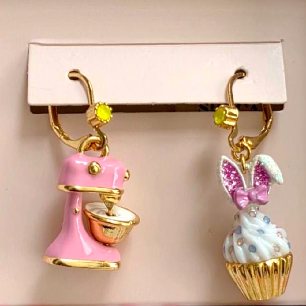 New Betsey Johnson Bunny Cupcake Mismatch Drop Earrings - Picture 10 of 12